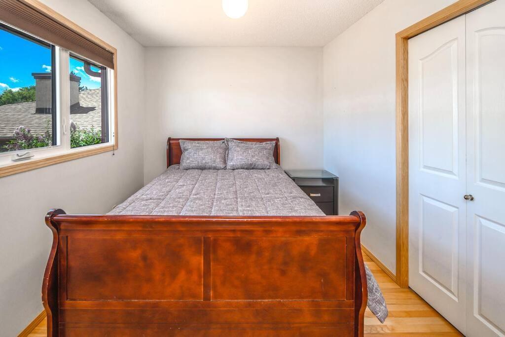 3br2ba Dbl Garage Fenced Yard Near Downtown And Pet Ok Calgary