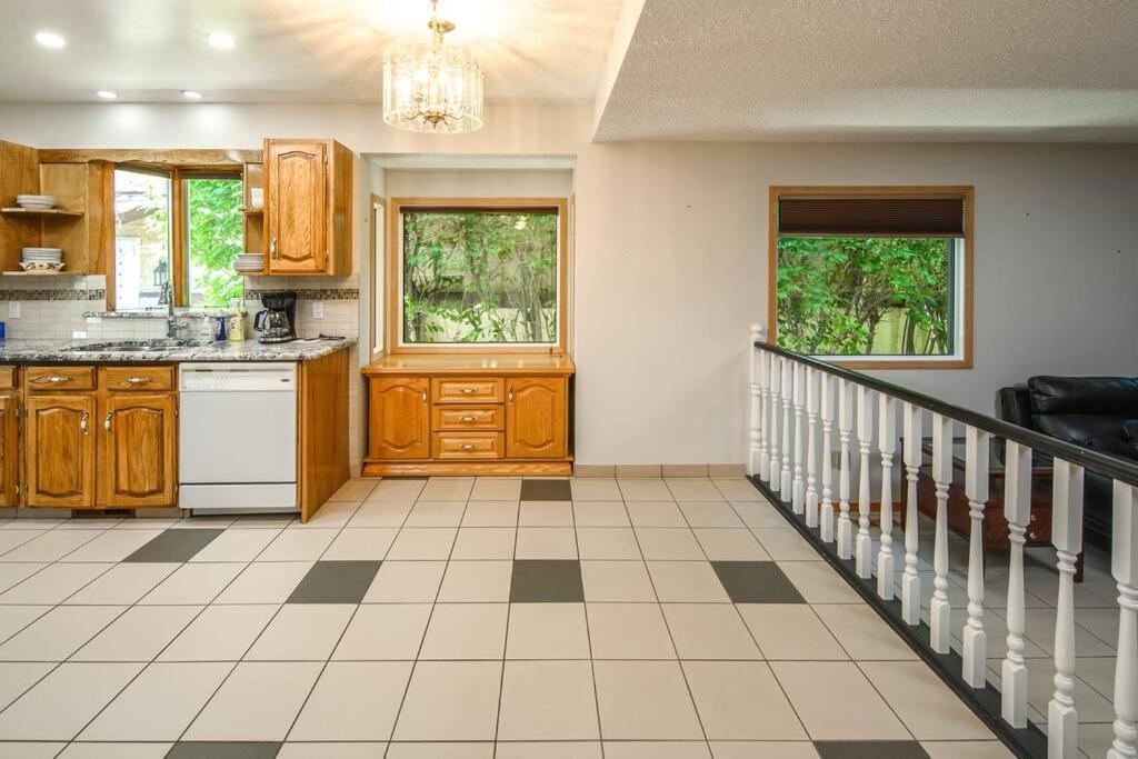 Apartment 3br2ba Dbl Garage Fenced Yard Near Downtown And Pet Ok Calgary