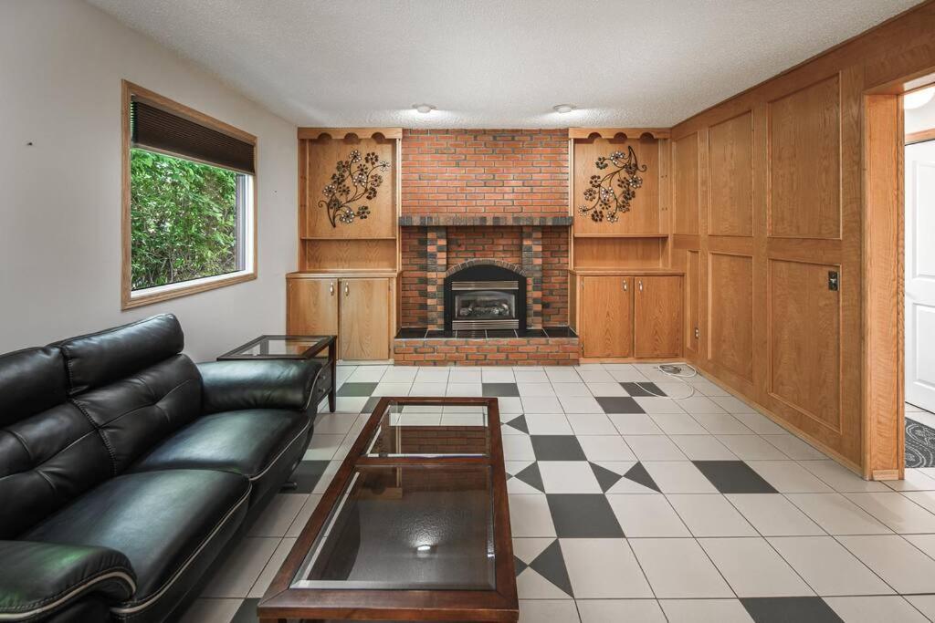 Apartment 3br2ba Dbl Garage Fenced Yard Near Downtown And Pet Ok *