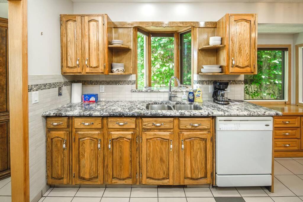 3br2ba Dbl Garage Fenced Yard Near Downtown And Pet Ok Calgary