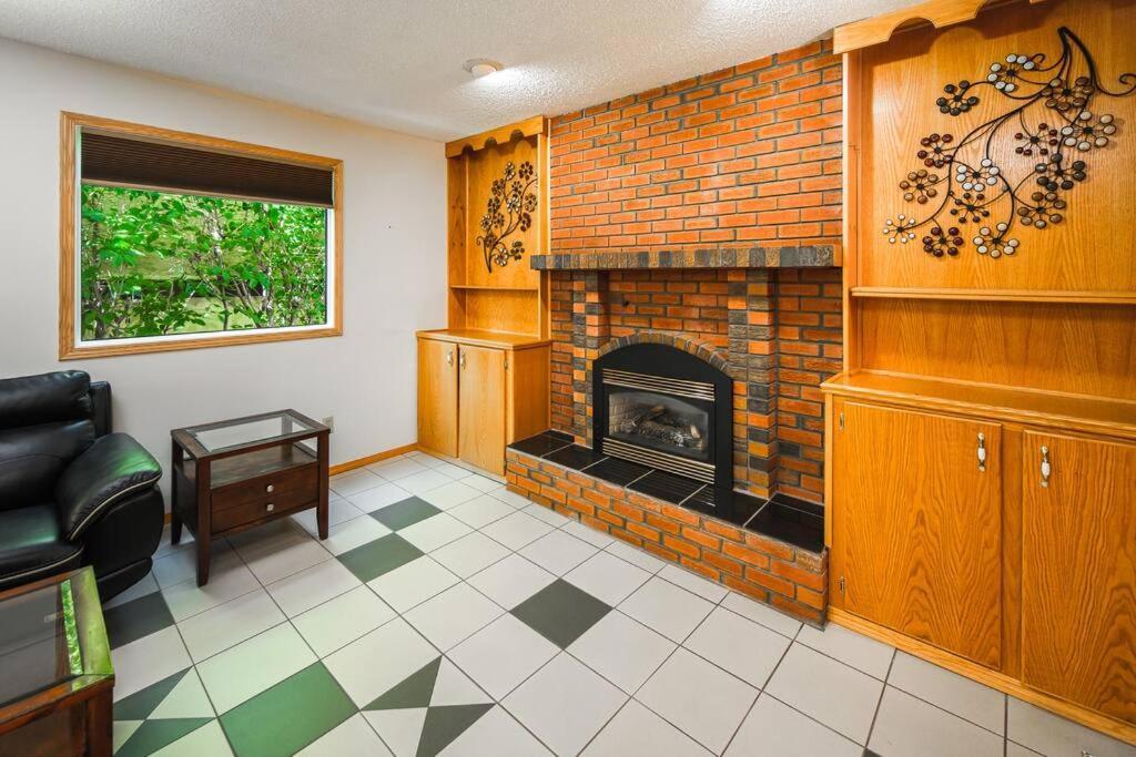 3br2ba Dbl Garage Fenced Yard Near Downtown And Pet Ok * Calgary