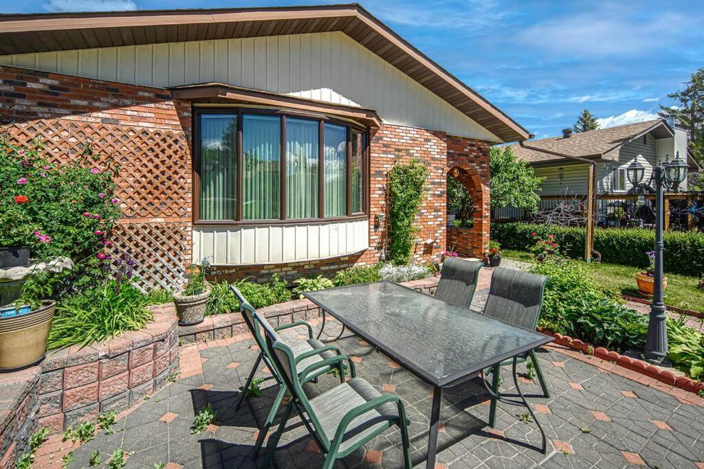 3br2ba Dbl Garage Fenced Yard Near Downtown And Pet Ok Apartment Calgary